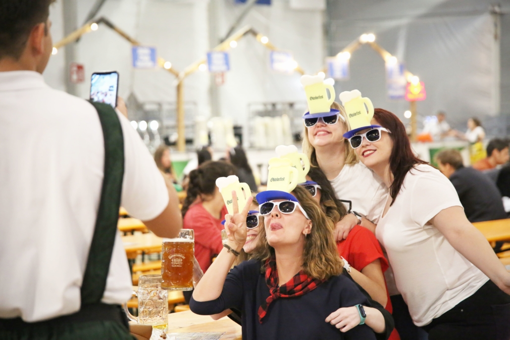 Selfie con las gafas de cerveza Oktoberfest