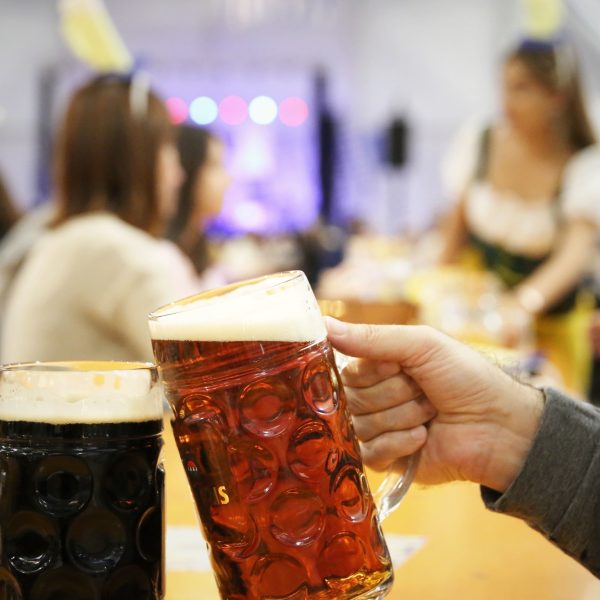 Dos jarras de cerveza en la Oktoberfest Valdespartera