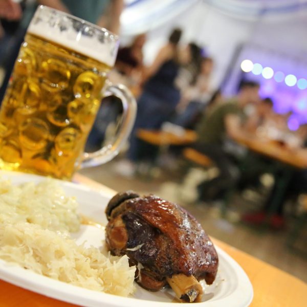 Codillo y cerveza en Oktoberfest Valdespartera